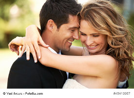 Paar hat sich bei Online Partnervermittlung gefunden und ist endlich glücklich zu zweit.